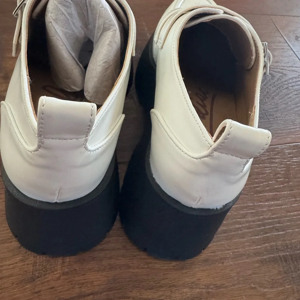 NWT Zodiac White Buckle Perri Slip On Loafer Platform Shoes, Size 7.5